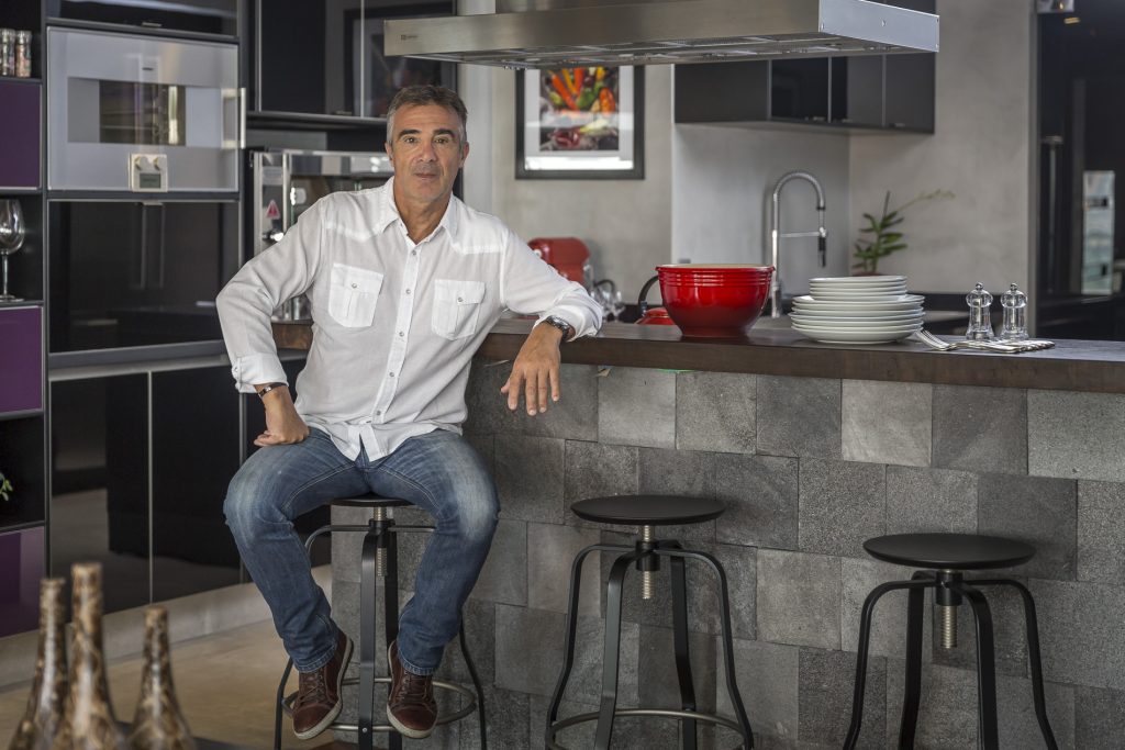 o chef Alain Poletto na cozinha de casa