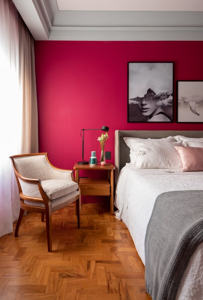 quarto com parede rosa