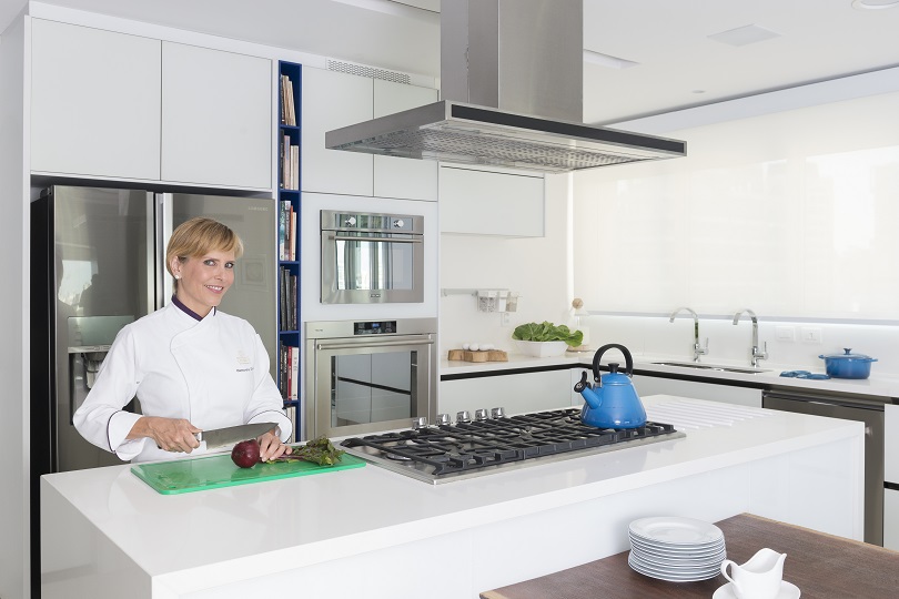 Ale Divani na cozinha com armários Stripe da Ornare