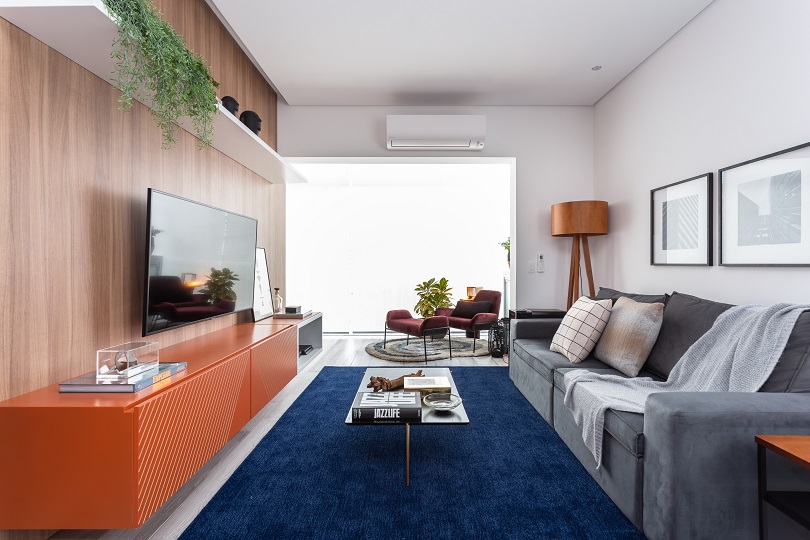 sala de estar com TV