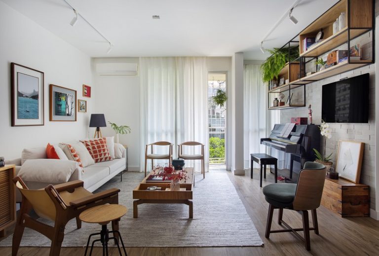 apartamento com piano na sala