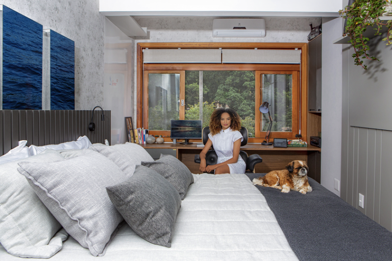 Lucy Ramos no quarto do casal