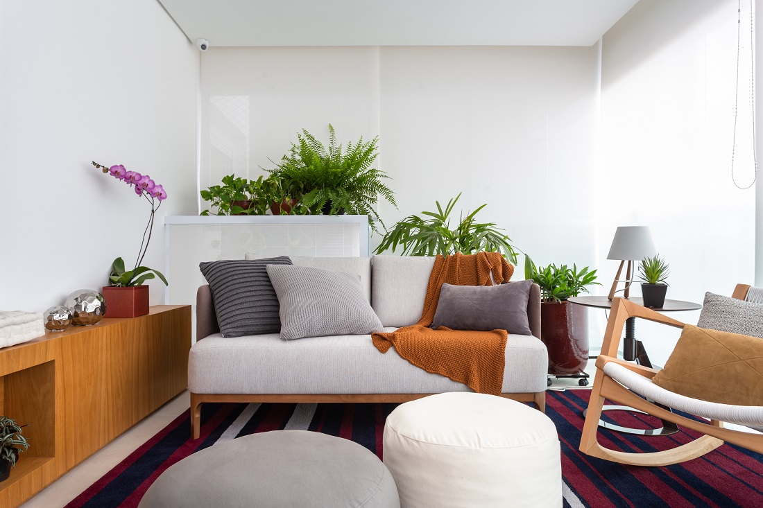 Varanda com décor neutro e destaque para o tapete