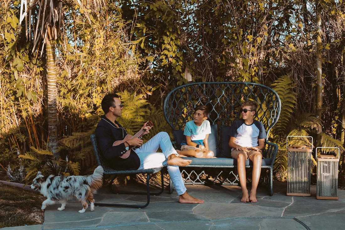 Doug e os filhos no jardim da casa
