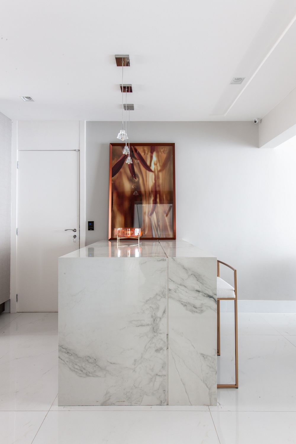 cozinha com bancada em ilha de porcelanato
