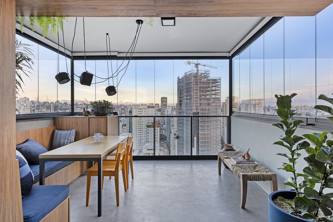varanda com mesa de jantar