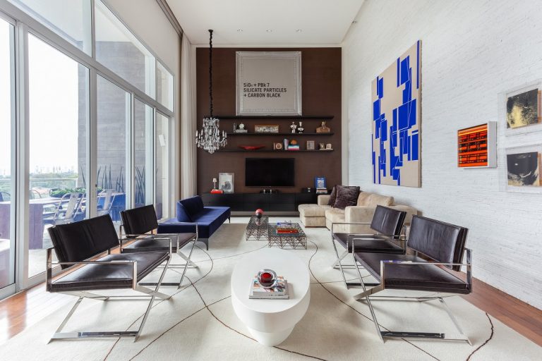 obras de arte na sala de estar