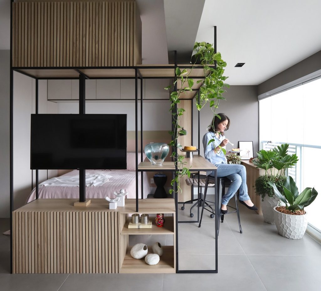 estante multiuso divide o ambiente