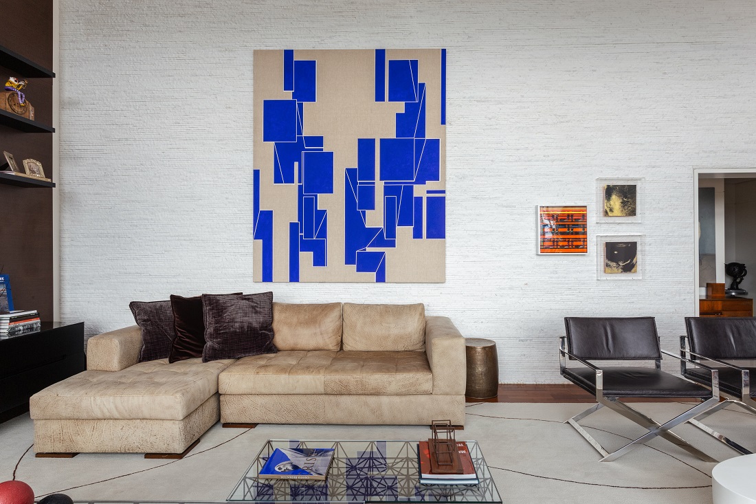 sofá com arte ao fundo