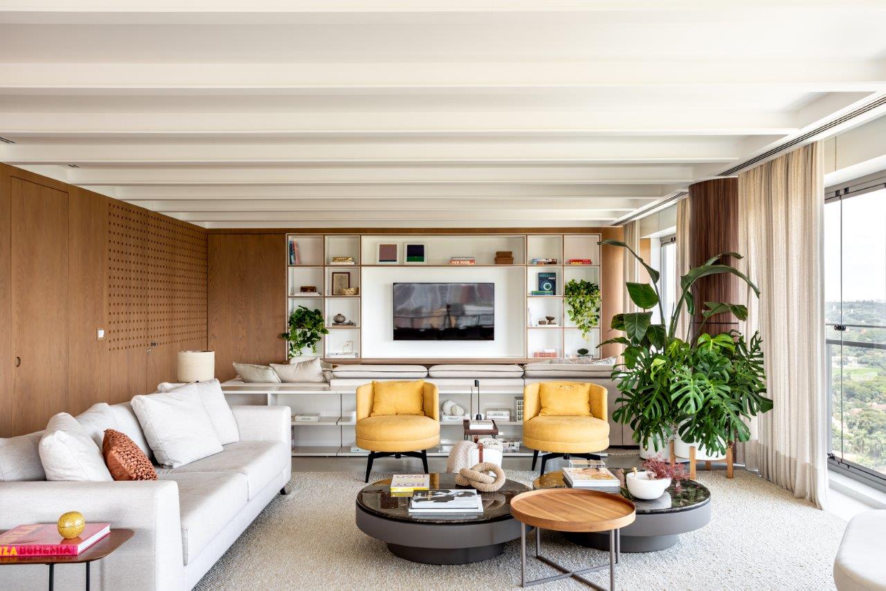 sala com painel de madeira e tons neutros