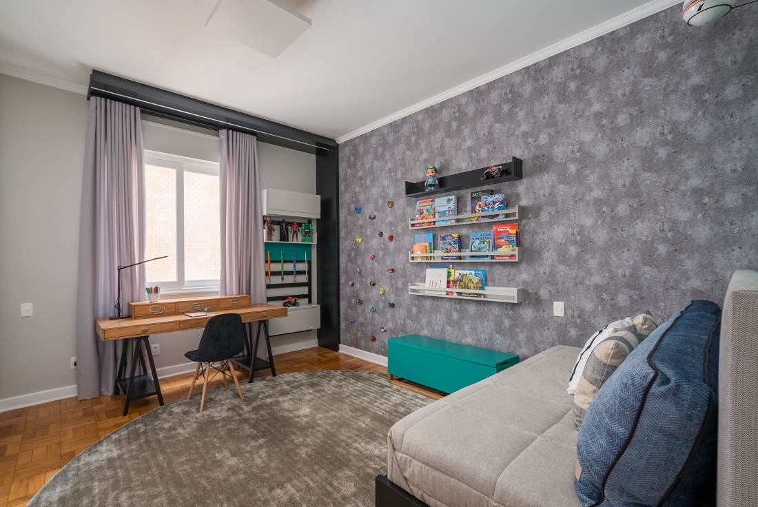 Quarto infantil com parede de escalada