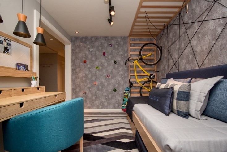 Quarto com bicicleta e parede de escalada