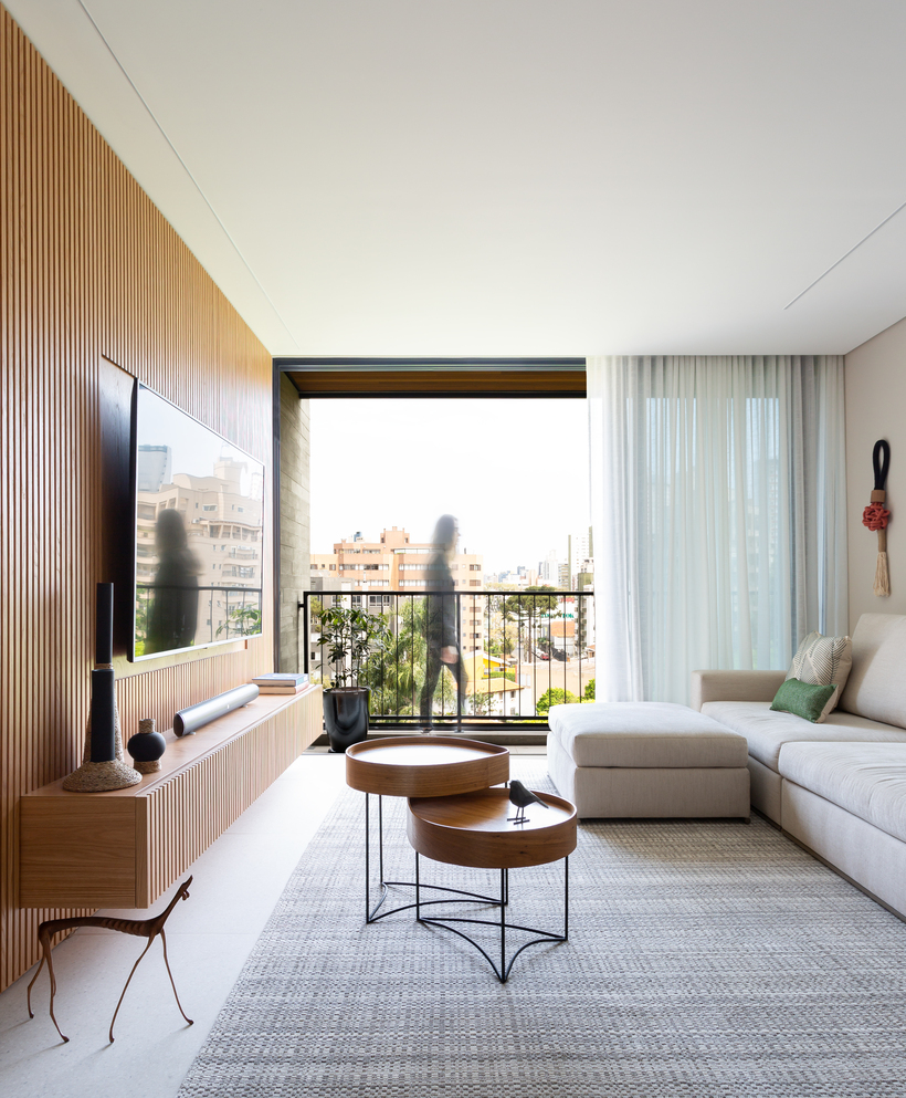 Sala com painel ripado em madeira