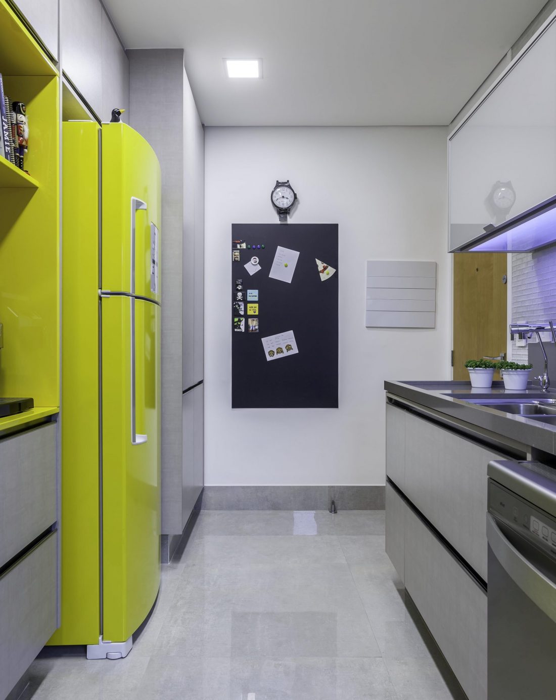 geladeira com envelopamento amarelo