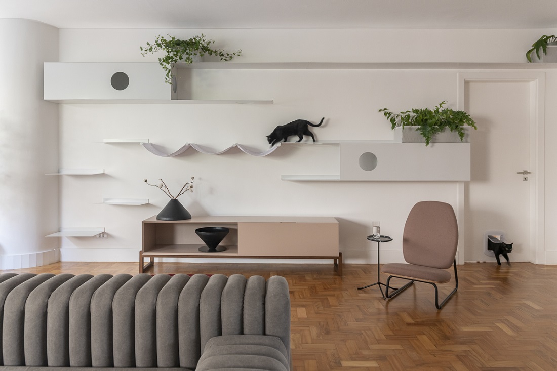 Nesta casa pet frendly, a estante é um playground para gatos