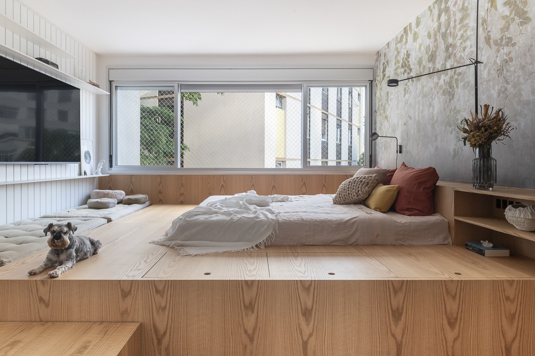 Quarto tem cama sobre tablado para facilitar acesso dos pets