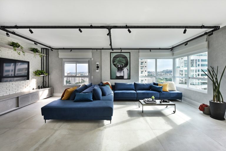 Sala de estilo contemporâneo e traços industriais