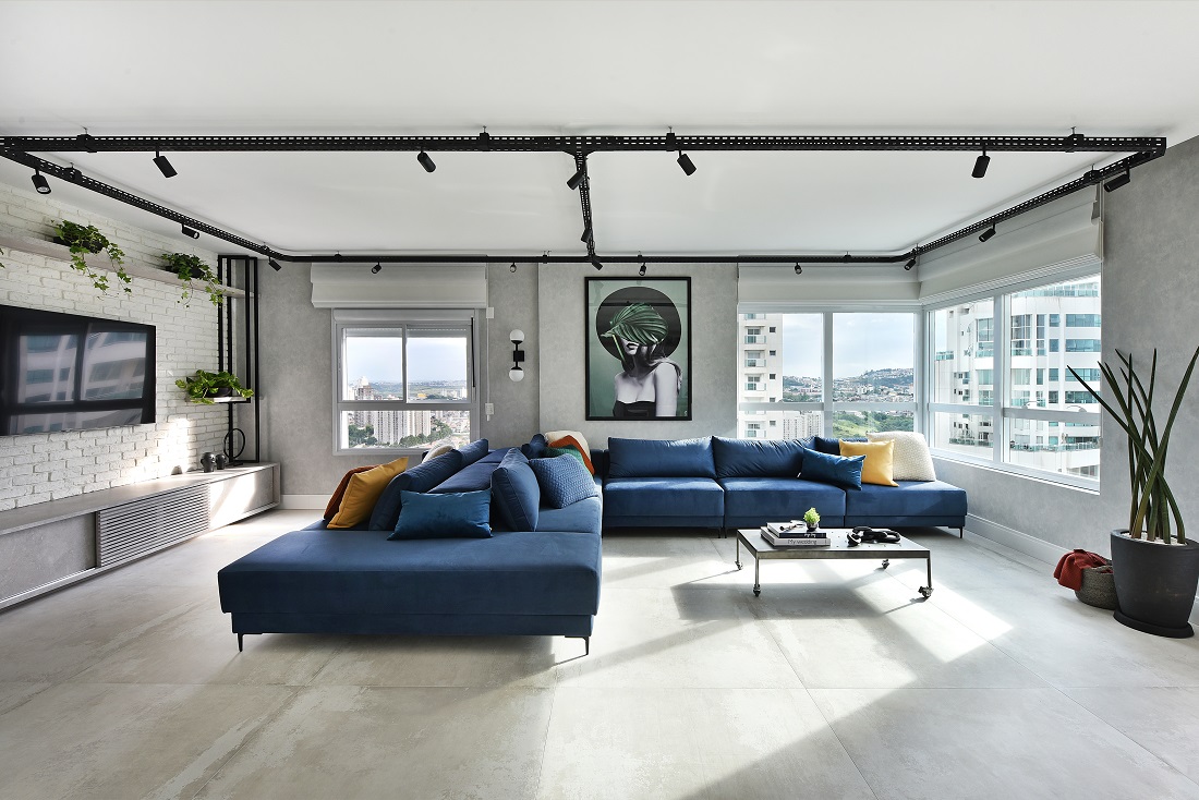Sala de estilo contemporâneo e traços industriais