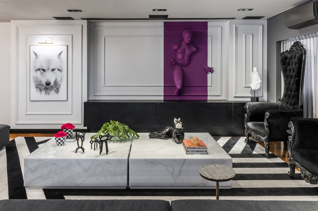 Sala em preto e branco tem decoração despojada e um toque de extravagância