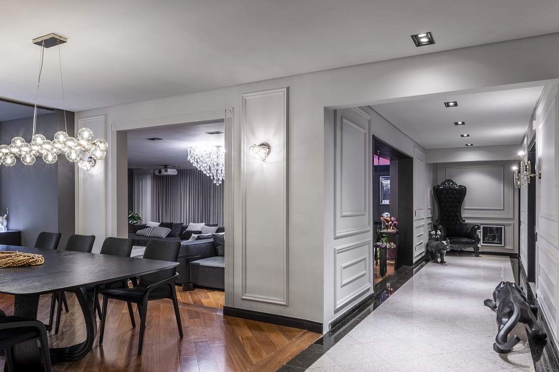 Hall de entrada tem ousadia com boiserie e esculturas de animais