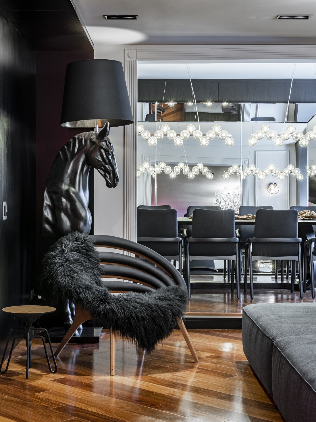 Extravagância é uma das marcas desse projeto, como nessa luminária com escultura de cavalo
