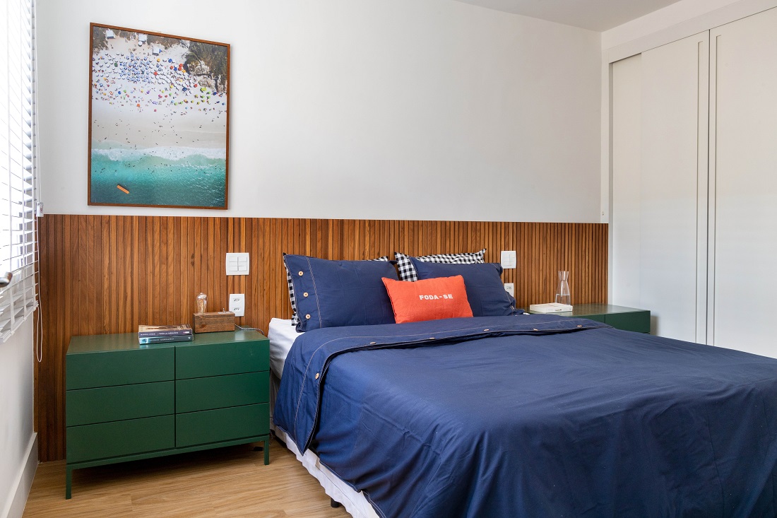 Quarto de casal com cabeceira em madeira ripada