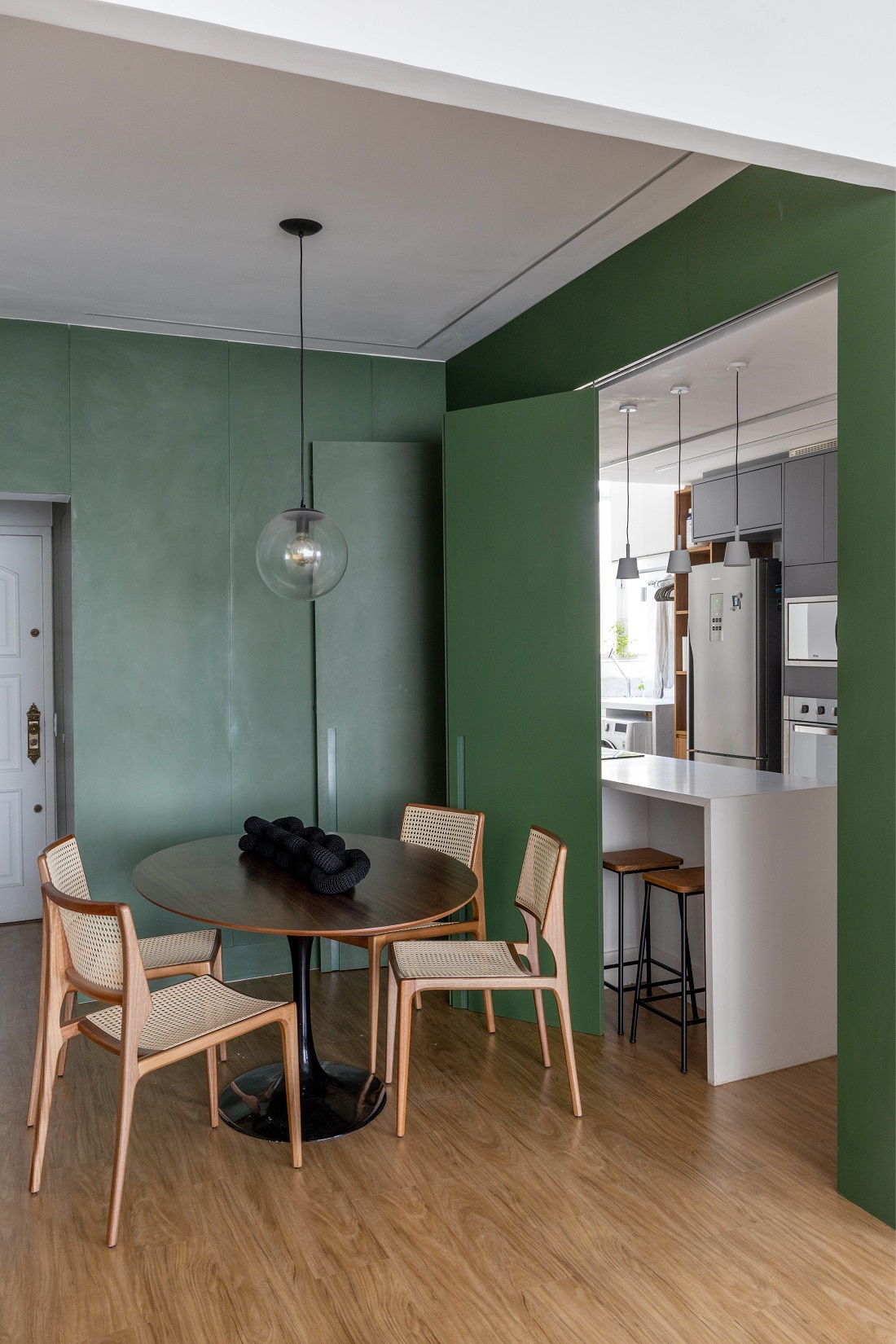 sala e cozinha integradas, com clima despojado