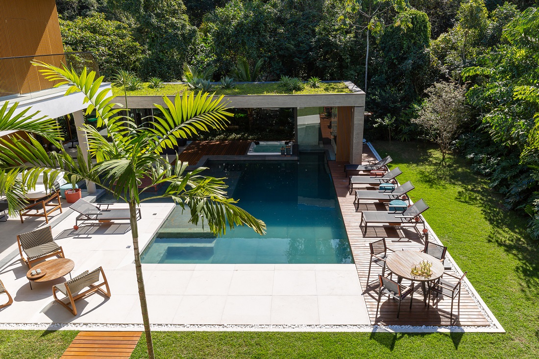 casa de praia com piscina e integração com a natureza