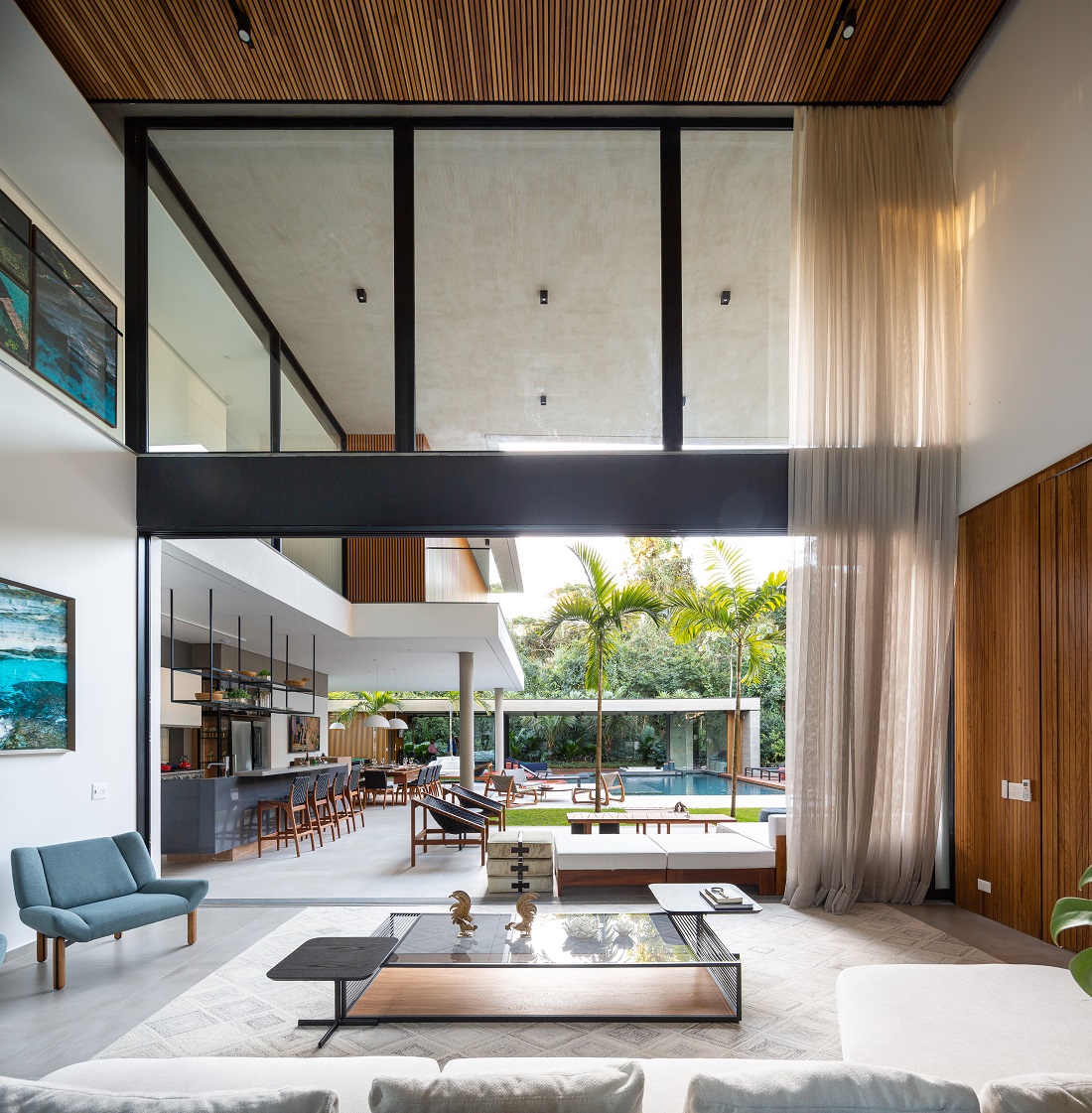 living tem integração com a área externa da casa de praia