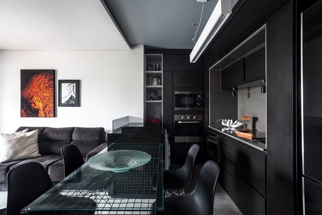 Branco, preto e cinza na decoração da sala e cozinha