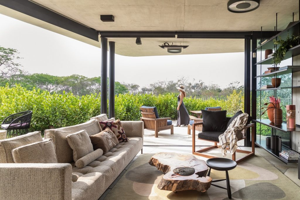 sala tem mobiliário de design brasileiro