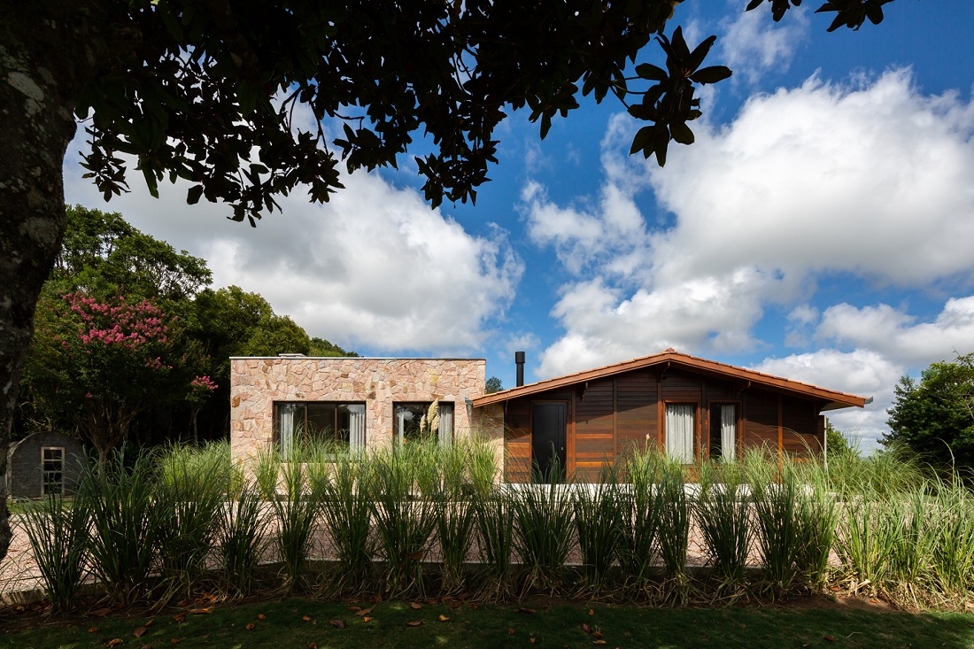 casa de campo com pedra rústica e madeira