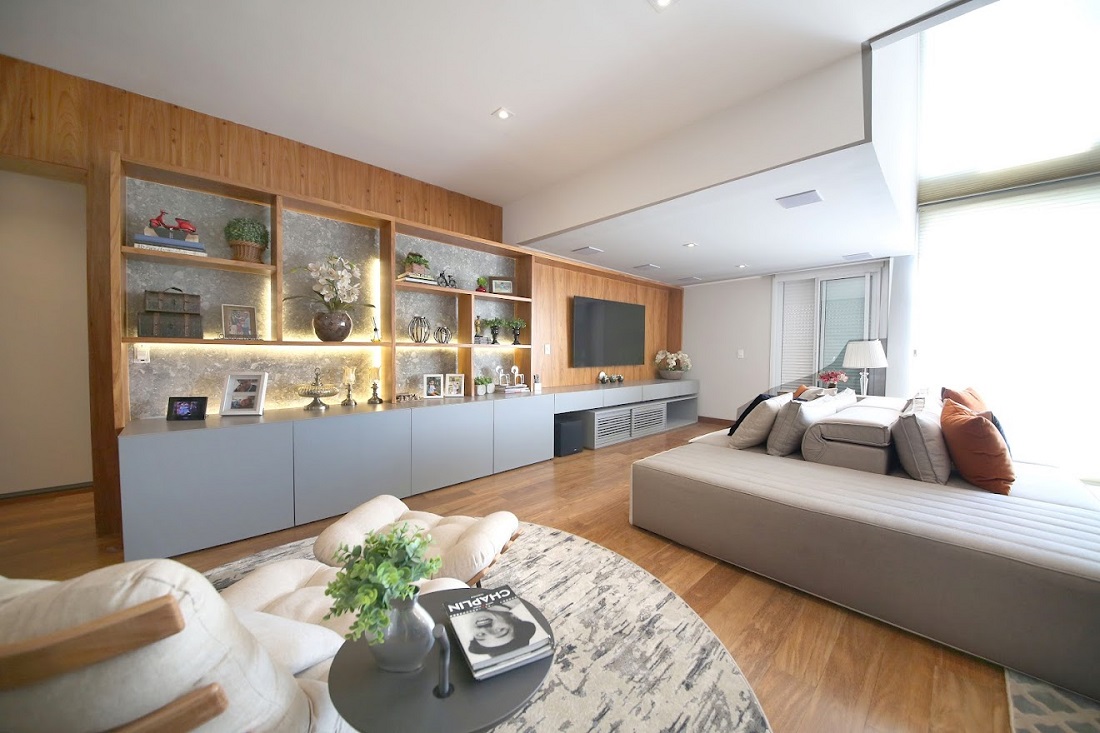 sala do duplex em tons de cinza