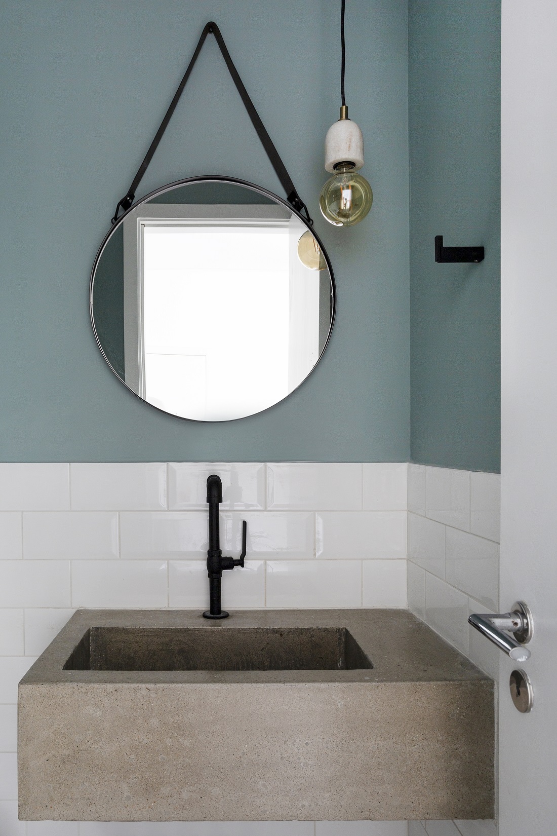 lavabo com meia parede revestida