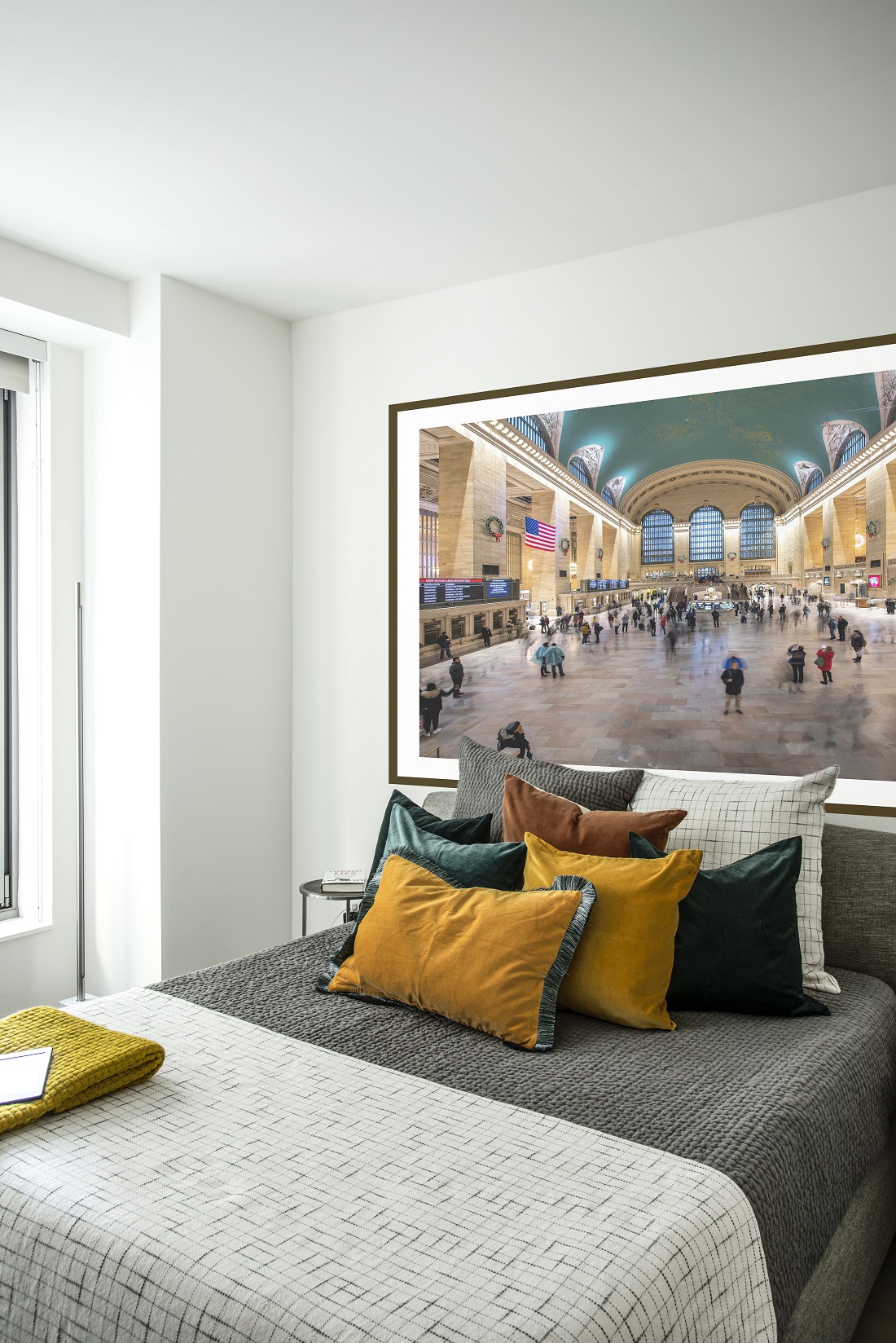 quarto sóbrio com detalhe em amarelo