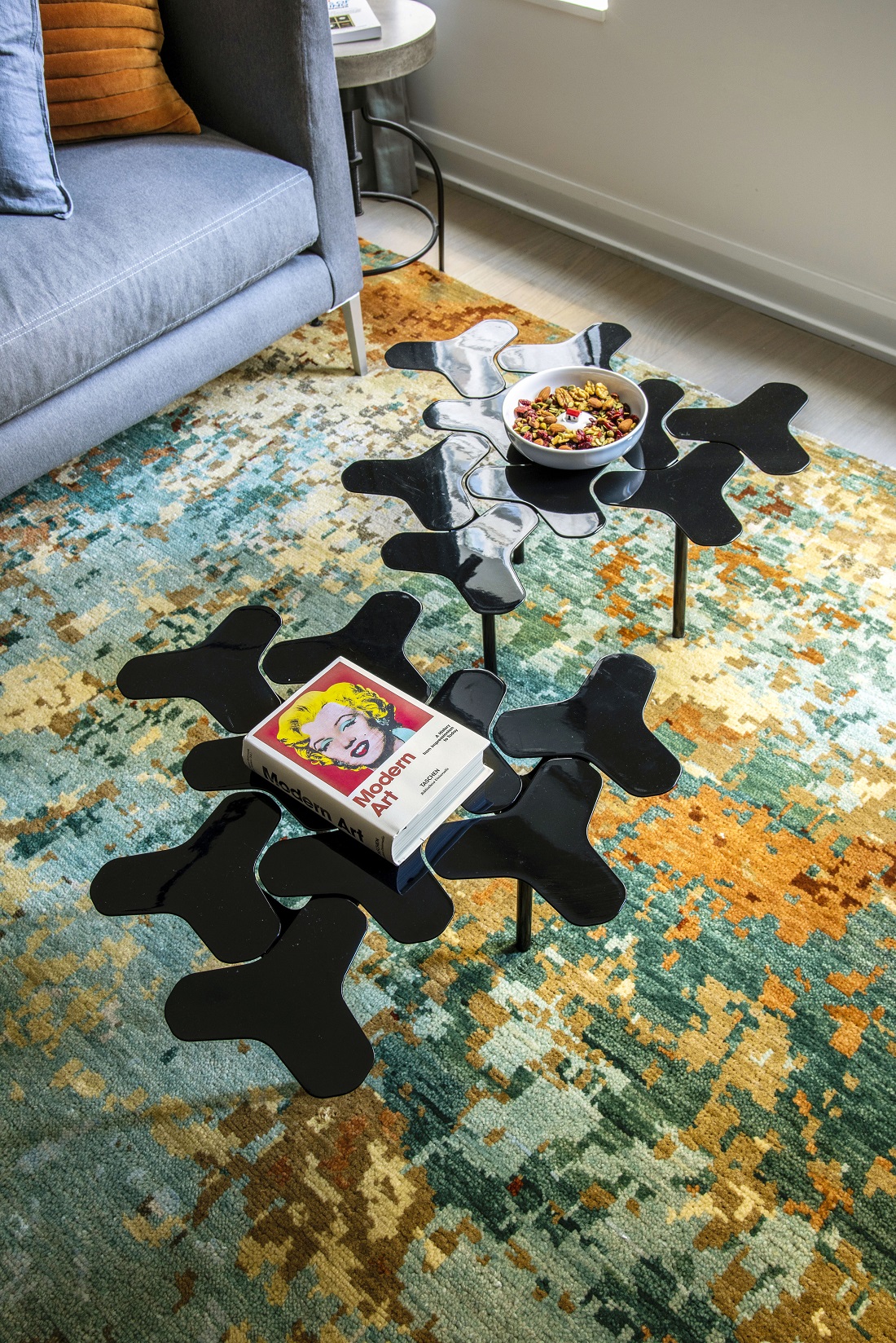 mesinhas da Moroso no decor do ape alugado