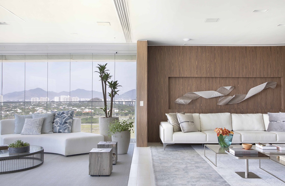 decor com tons neutros e painel de madeira