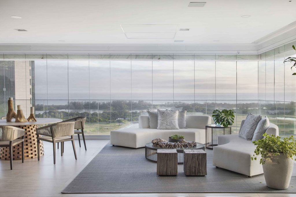 apartamento de tons neutros com vista