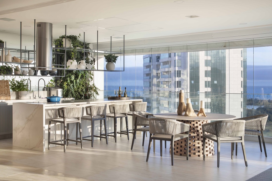 varanda gourmet em tons neutros e vista para paisagem