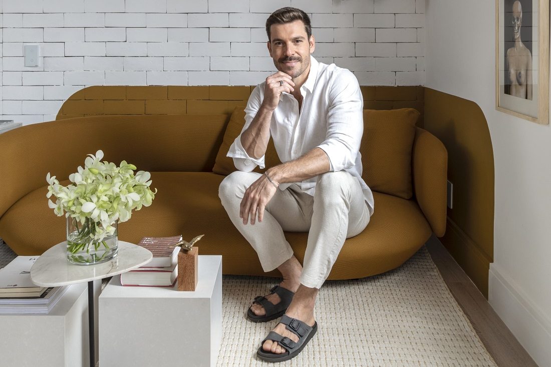 O arquiteto Renato Mendonça na sala de seu apartamento