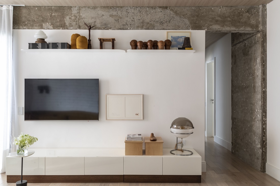 Na sala de TV com décor inspirado na memória afetiva do arquiteto