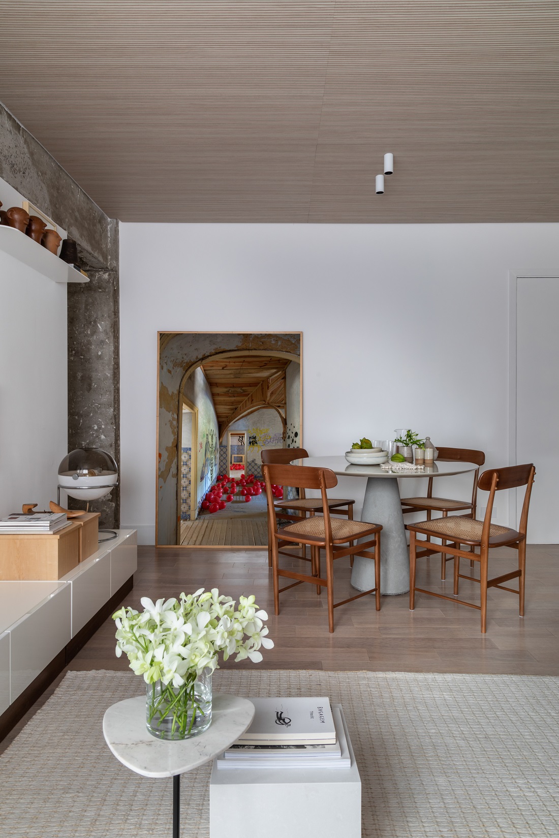 sala de jantar com teto em madeira