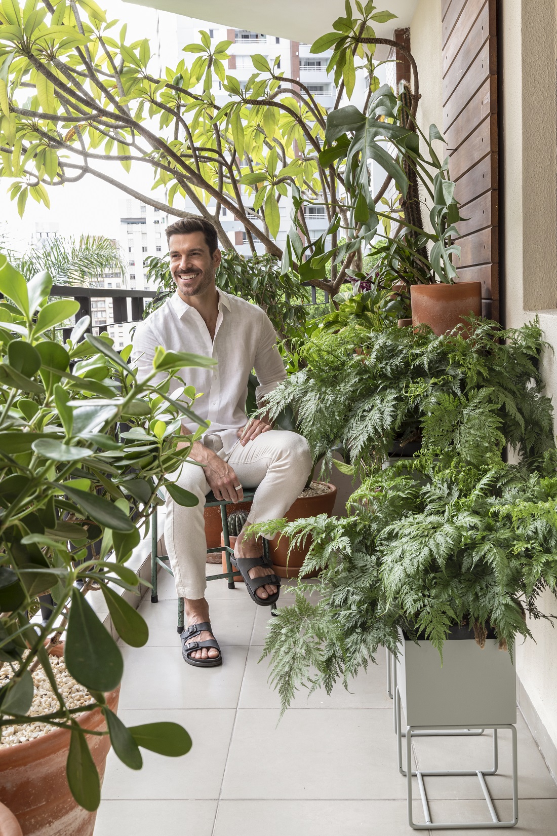 O arquiteto Renato Mendonça na varanda de seu apê
