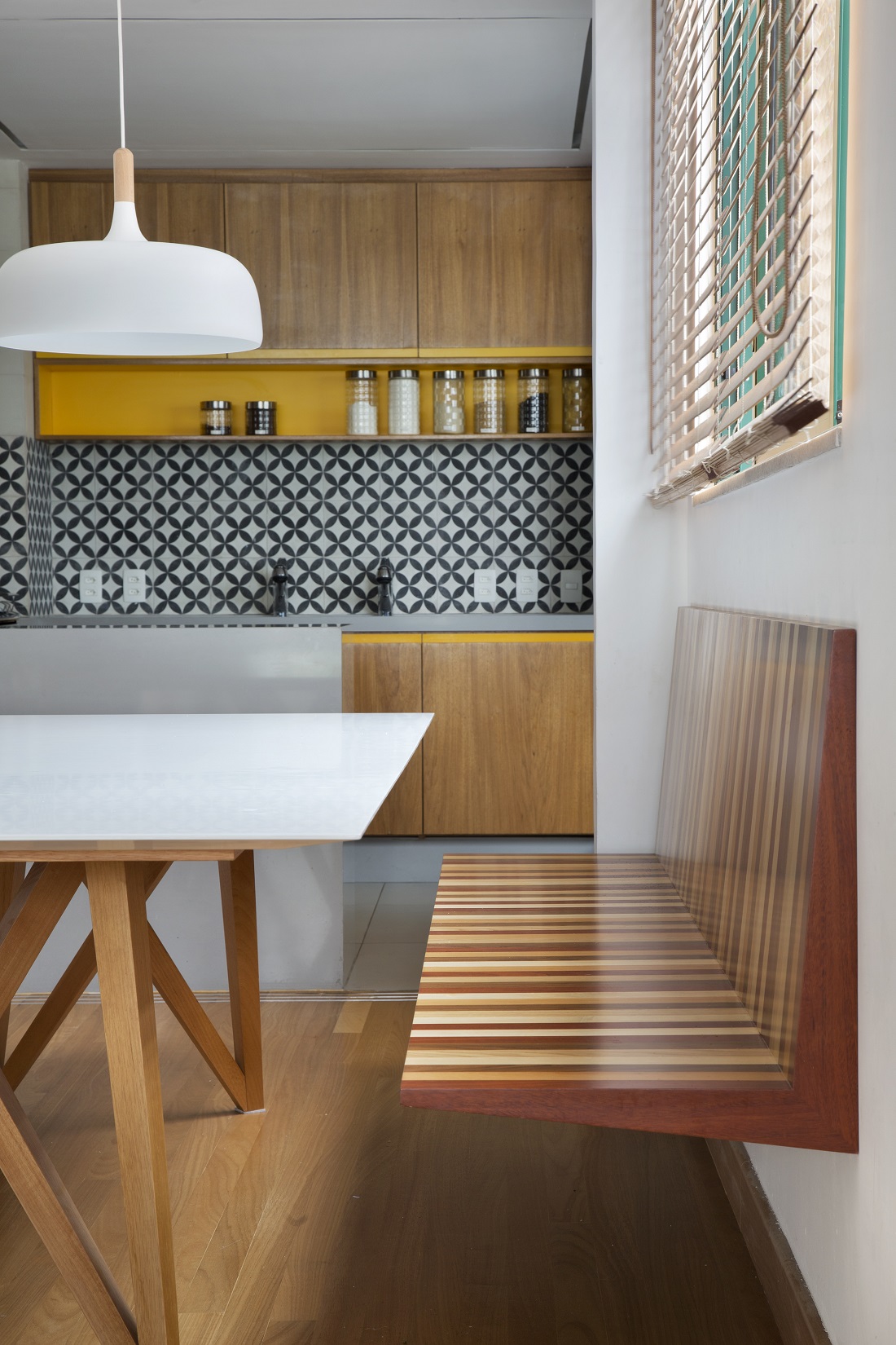 projeto minimalista com banco suspenso na cozinha