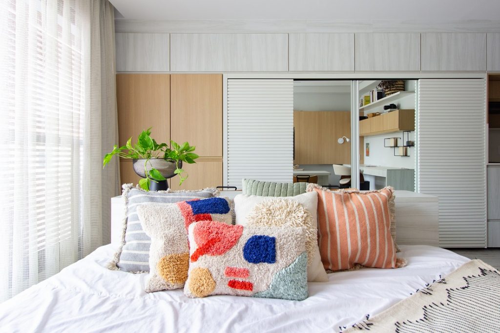 tons de madeira e candy colors no decor