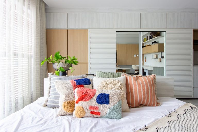 tons de madeira e candy colors no decor