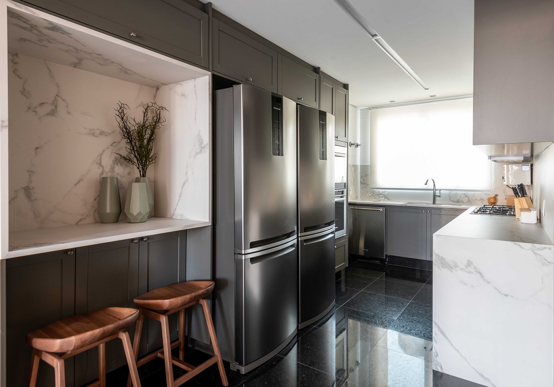 cozinha com piso preto