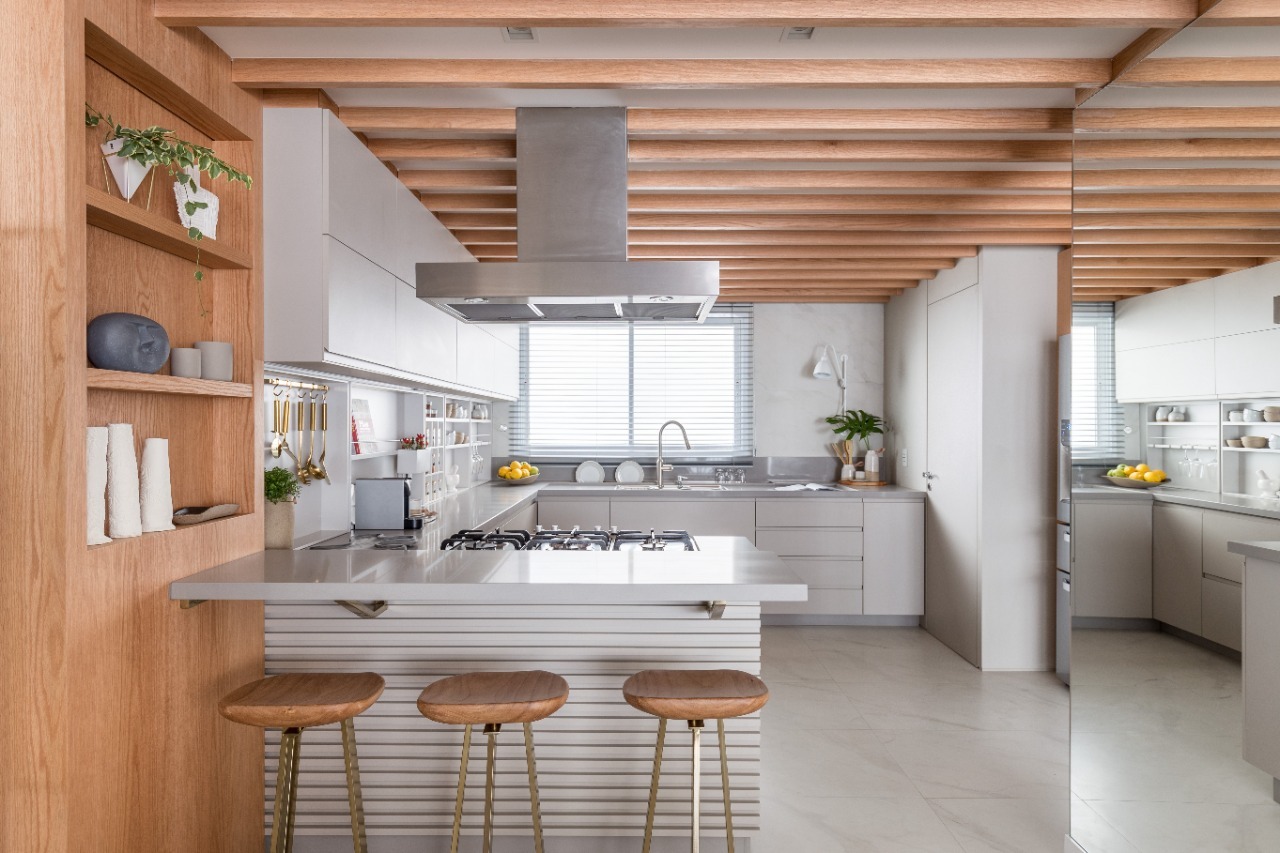 varanda integrada com decor neutro