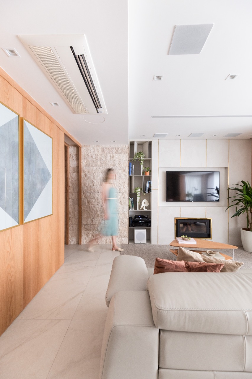 painel de madeira na sala