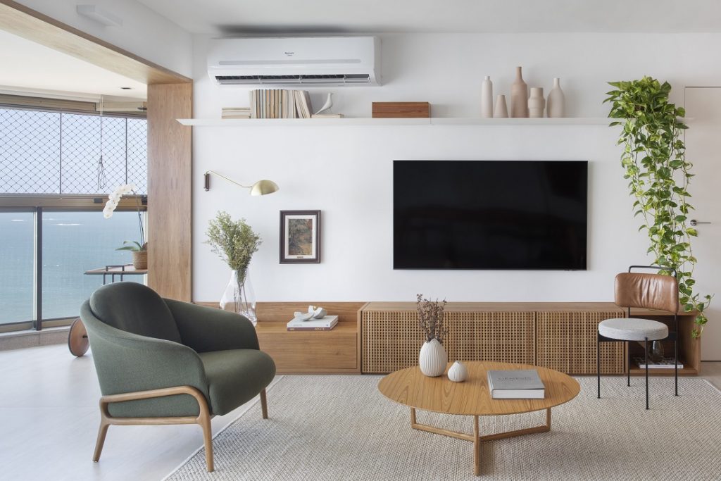 quadro na parede da tv na sala com decor neutro